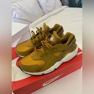 Nike Air Huarache Bronzine Size 10